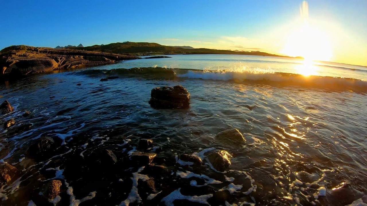 Sound of large ocean waves splashing for 10 hours